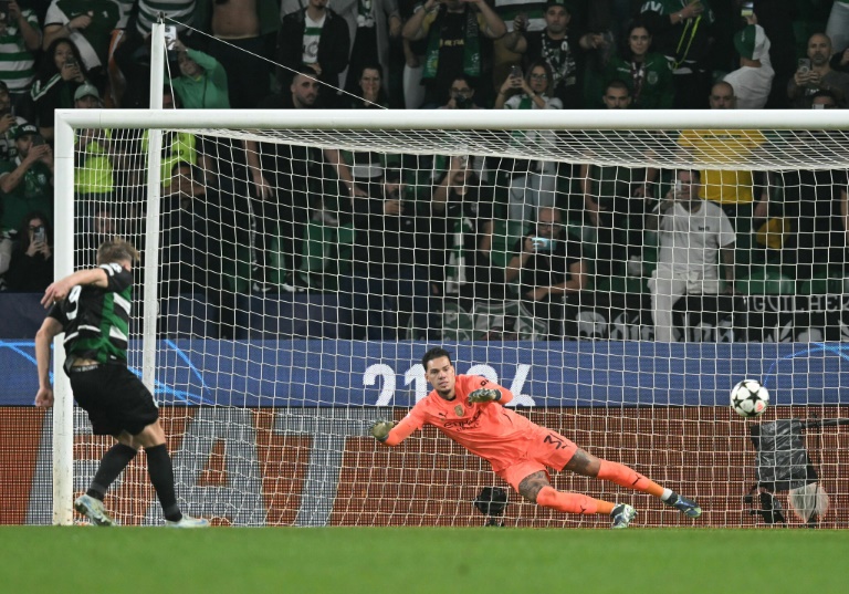 L'attaquant suédois du Sporting Viktor Gyökeres transforme un penalty contre Manchester City en Ligue des champions, le 5 novembre 2024 à Lisbonne