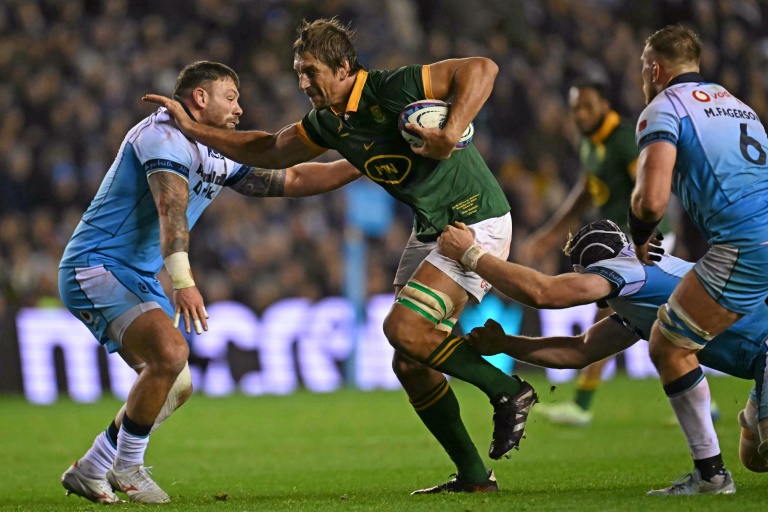 Charge du deuxième-ligne des Springboks Eben Etzebeth contre l'Ecosse en rugby le 10 novembre 2024 au stade de Murrayfield à Edimbourg