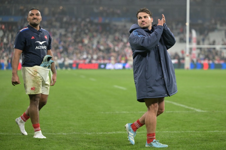 Le demi de mêlée du XV de France Antoine Dupont (D) et le talonneur Peato Mauvaka célèbrent la victoire face au Japon, au Stade de France, le 9 novembre 2024