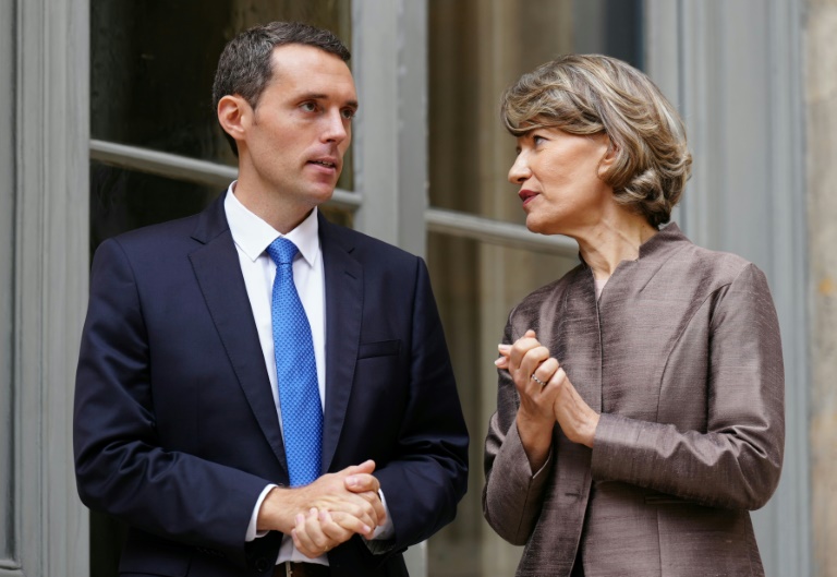 La ministre de l'Éducation nationale Anne Genetet et le ministre délégué à la Réussite scolaire Alexandre Portier, lors de la cérémonie de passation de pouvoir au ministère de l'Éducation à Paris, le 23 septembre 2024