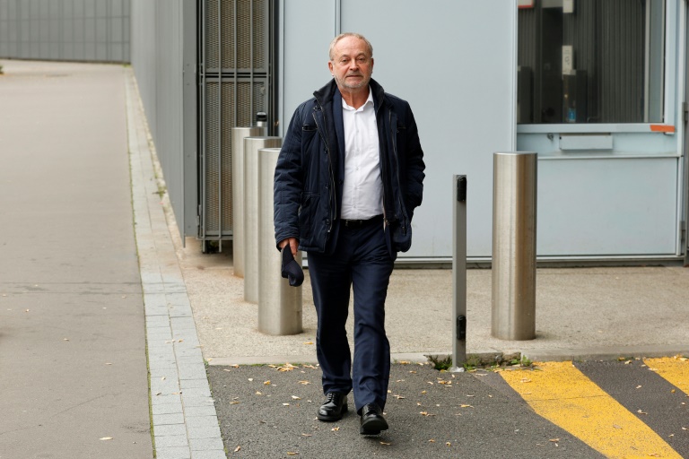 Le sénateur Joël Guerriau à la sortie de sa confrontation avec Sandrine Josso, au palais de justice de Paris, le 6 novembre 2024