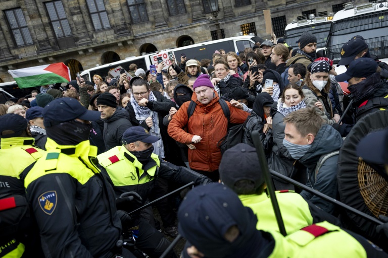 Des manifestants propalestiniens lors d'un rassemblement interdit à Amsterdam le 10 novembre 2024