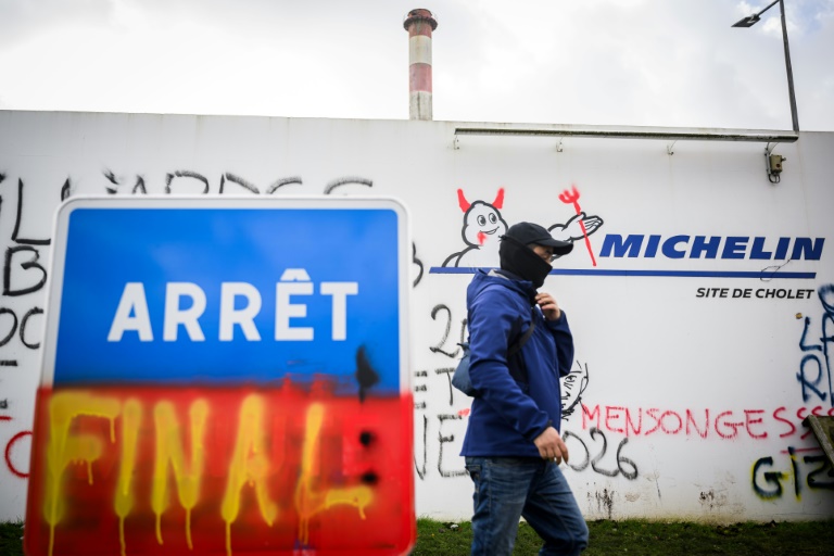 Un employé devant l'usine Michelin de Cholet, le 21 novembre 2024 en Maine-et-Loire