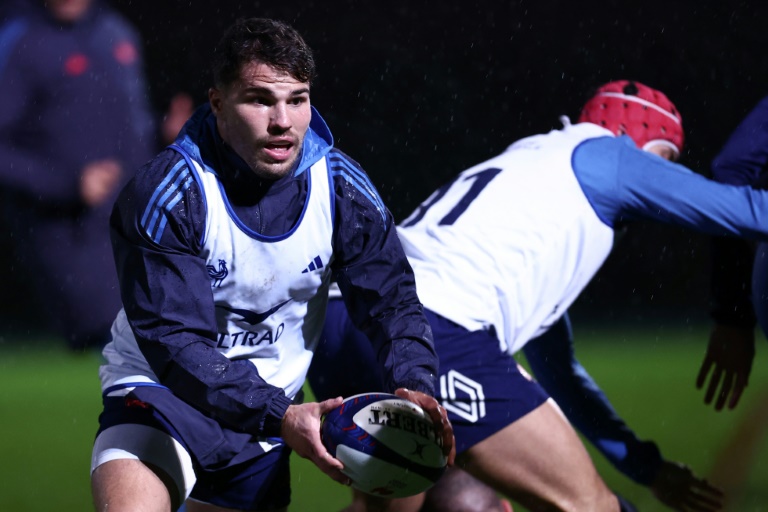 Le capitaine et demi de mêlée du XV de France Antoine Dupont (g) lors d'un entraînement, le 19 novembre 2024 à Marcoussis