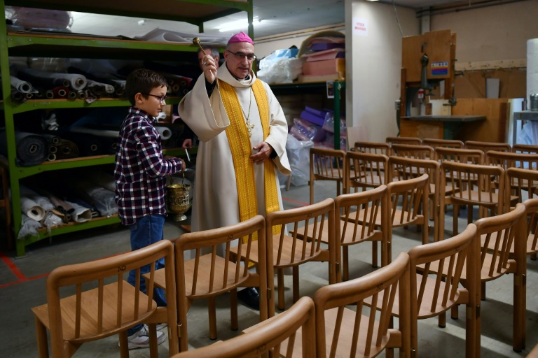 L'évêque du diocèse d'Aire-et-Dax, Mgr Nicolas Souchu, bénit les nouvelles chaises de Notre-Dame de Paris, signées de la designer Iona Vautrin, le 18 novembre 2024 à Hagetmau, dans les Landes