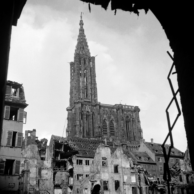 La cathédrale de Strasbourg en juin 1945