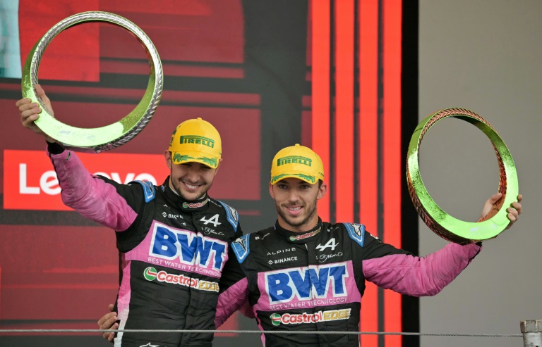 Esteban Ocon et Pierre Gasly, les pilotes français de l'écurie Alpine, sur le podium du Grand Prix du Brésil de F1, le 3 novembre 2024 à Interlagos