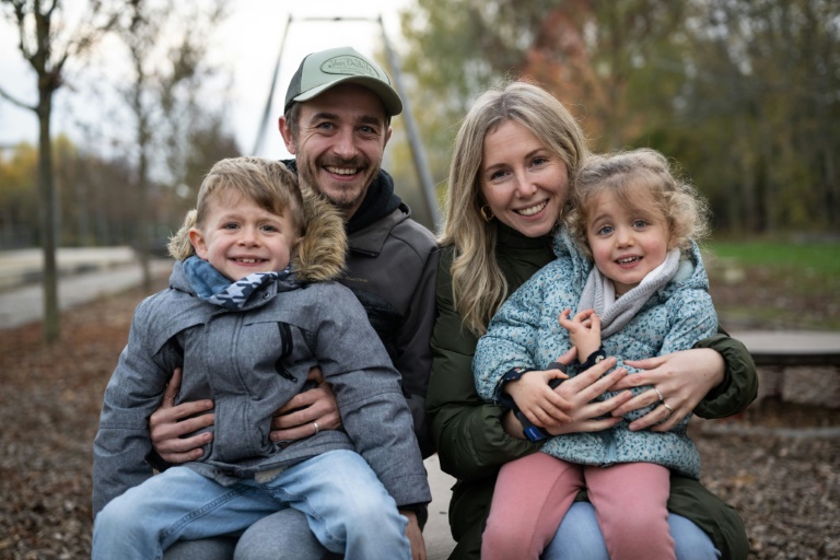 Sacha (g), 8 ans, atteint de la myopathie de Duchenne, avec ses parents et sa petite soeur Albane, à Obernai, le 6 novembre 2024 dans le Bas-Rhin