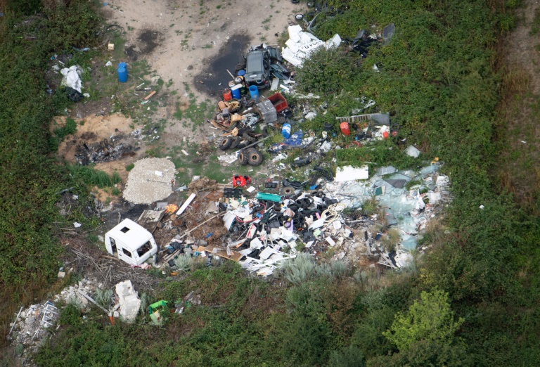 Vue aérienne sur des dépôts sauvages de déchets le 8 août 2019 à Carrières-sous-Poissy, dans les Yvelines