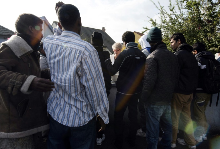 Déjà, en novembre 2014, comme sur cette photo, Brigitte Lips accueillait des migrants chez elle à Calais pour qu'ils chargent leur téléphone