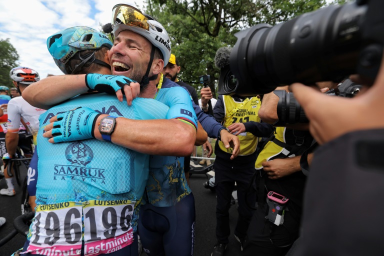 Mark Cavendish explose de joie après sa 35e victoire d'étape sur le Tour de France, le 3 juillet 2024 à Saint-Vulbas (Ain)