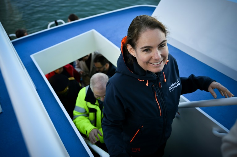 La ministre de l'Energie Olga Givernet lors d'une visite au champ éolien de Fécamp, le 18 octobre 2024