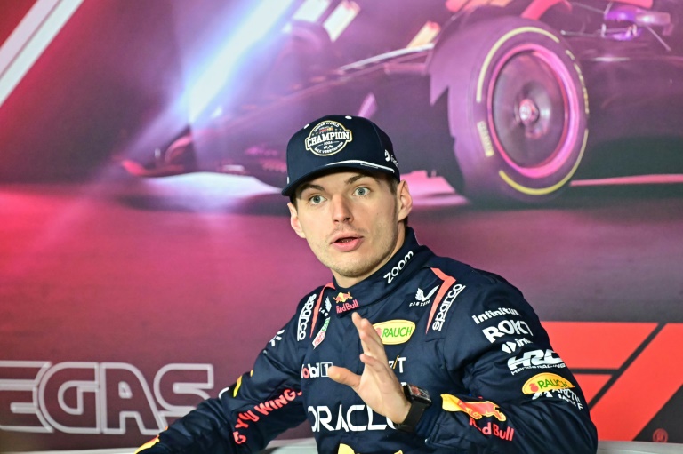 Le pilote néerlandais de Red Bull, Max Verstappen, s'adresse à la presse après avoir remporté son quatrième titre mondial consécutif de Formule 1 à l'issue du GP de Las Vegas, le 23 novembre 2024