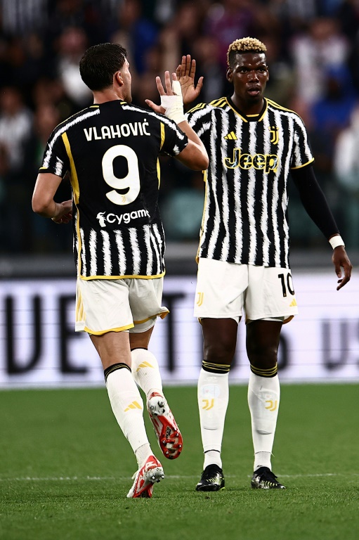 Paul Pogba et son coéquipier Dusan Vlahovic lors du match de Championnat d'Italie entre la Juventus Turin et Bologne le 27 août 2023 à Turin