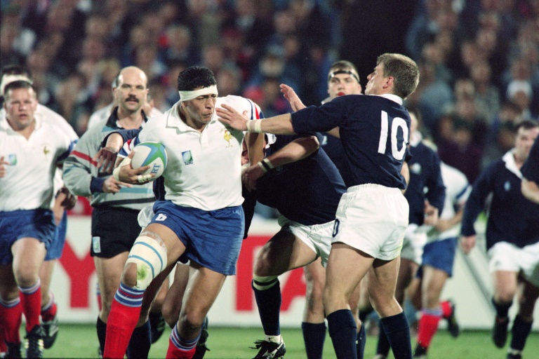 Abdelatif Benazzi en action avec la France contre l'Ecosse lors de la Coupe du monde à Pretoria le 3 juin 1995 en Afrique du Sud