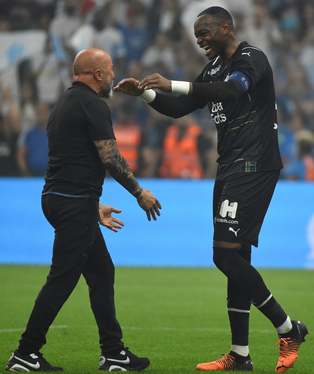 Jorge Sampaoli (à gauche) et Steve Mandanda le 21 mai 2022 au Vélodrome après la victoire 4-0 de Marseille face à Strasbourg lors de la dernière journée du championnat. L'entraîneur argentin, qui s'est engagé avec le Stade Rennais jusqu'en 2026, va y retrouver son ancien gardien de but