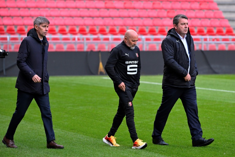 L'Argentin Jorge Sampaoli (C), nouvel entraîneur du Stade rennais, foule la pelouse du Roahzon Park le 12 novembre 2024 à Rennes