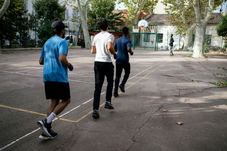 Des jeunes, placés en foyer par la justice, participent à des activités sportives, le 23 octobre 2024 à Marseille