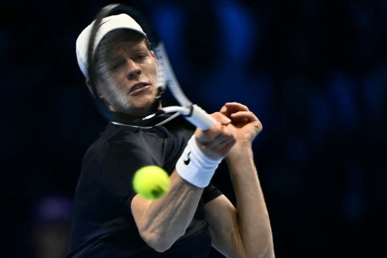 L'Italien Jannik Sinner retourne un service de l'Australien Alex De Minaur lors de la première journée des Masters ATP le 10 novembre 2024 à Turin