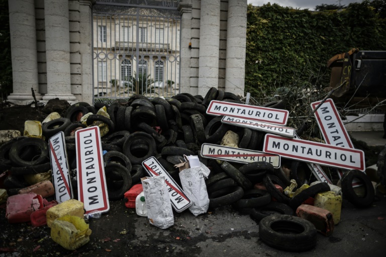 Dégradations devant la préfecture d'Agen lors du mouvement de protestation des agriculteurs  le 19 novembre 2024