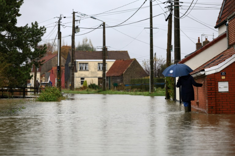 Une rue inondée à Le Doulac, près de Saint-Omer, dans le Pas-de-Calais, le 14 novembre 2023