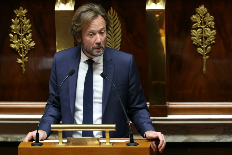 Le président du groupe parlementaire Socialistes et Apparentes Boris Vallaud prononce un discours à la suite de la déclaration de politique générale du Premier ministre Michel Barnier à l'Assemblée nationale, à Paris, le 1er octobre 2024