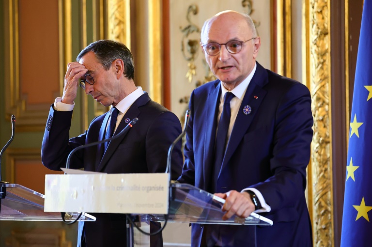 Le ministre de la Justice Didier Migaud (d) et le ministre de l'Intérieur Bruno Retailleau lors d'une conférence de presse à la préfecture de Marseille, le 8 novembre 2024