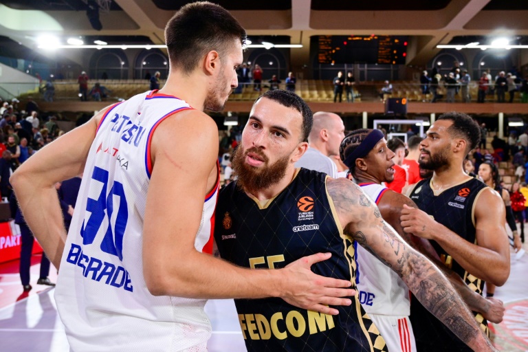 Le basketteur américain de Monaco Mike James félicite ses adversaires après la rencontre d'Euroligue face à l'Étoile Rouge Belgrade, le 12 novembre 2024, à Monaco