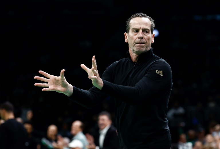 L'entraîneur en chef des Cleveland Cavaliers, Kenny Atkinson, lors d'un match de NBA contre les Boston Celtics, au TD Garden de Boston, le 19 novembre 2024