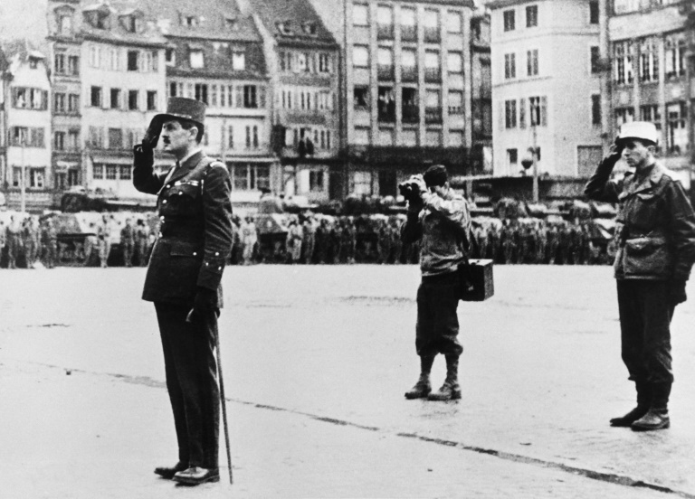 Le général Philippe Leclerc (à gauche) fait le salut après la libération de Strasbourg, le 23 novembre 1944