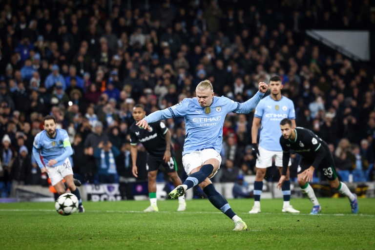 L'attaquant norvégien de Manchester City inscrit sur pénalty le premier but de son doublé à domicile contre le Feyenoord Rotterdam en Ligue des champions, le 26 novembre 2024