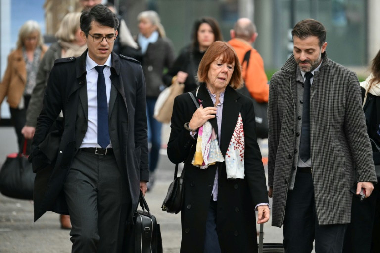 Gisèle Pelicot (c), accompagnée de ses avocats Stéphane Babonneau (g) et Antoine Camus arrive au tribunal d'Avignon, le 6 novembre 2024