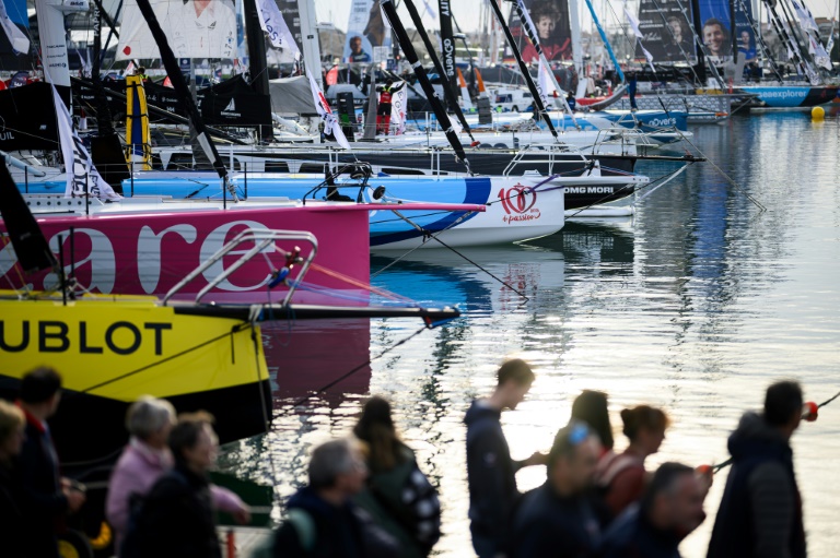 Des visiteurs sur le site de départ de la 10e édition du Vendée Globe, course à la voile en monocoque autour du monde, le 4 novembre 2024 aux Sables d'Olonne, en Vendée