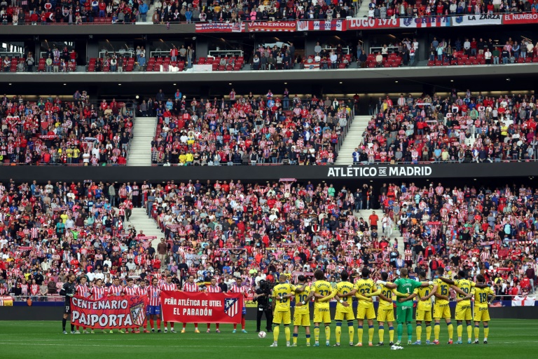 Les équipes de l'Atlético et de Las Palmas observent une minute de silence pour les victimes des inondations en Espagne, le 3 novembre 2024 à Madrid