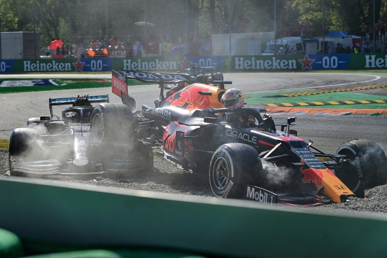 Collision entre la monoplace Mercedes de Lewis Hamilton (à gauche) et la Red Bull de Max Verstappen sur l'Autodrome Nationale de Monza, le 12 septembre 2021