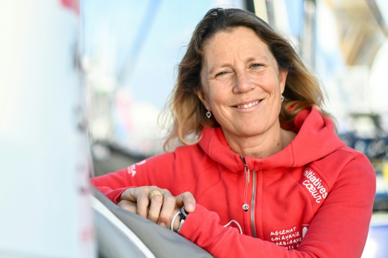 La skipper britannique Samantha Davies pose à bord de son monocoque Imoca « Initiatives-Coeur » avant de prendre le départ pour la quatrième fois du Vendée Globe qui sera donné le 10 novembre 2024 aux Sables d'Olonne