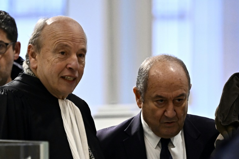 L'ancien patron du renseignement intérieur Bernard Squarcini (d) arrive au tribunal à Paris, le 28 novembre 2024