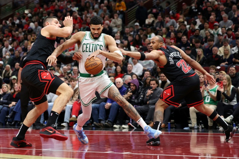 Jayson Tatum (centre) lors du match NBA de Boston à Chicago, le 29 novembre 2024