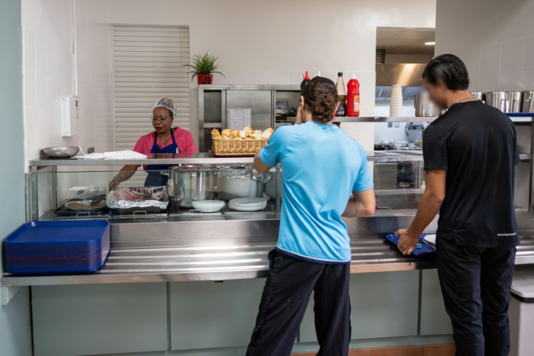 Des jeunes prennent leur repas à la cantine du foyer Calendal où ils ont été placés par la justice, le 23 octobre 2024 à Marseille