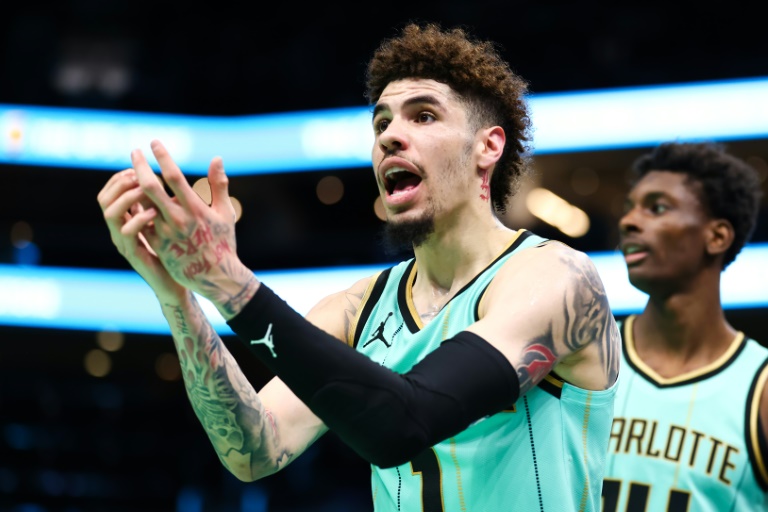 LaMelo Ball, le meneur des Charlotte Hornets, pendant un match de NBA contre les Milwaukee Bucks, à Charlotte, le 16 novembre 2024