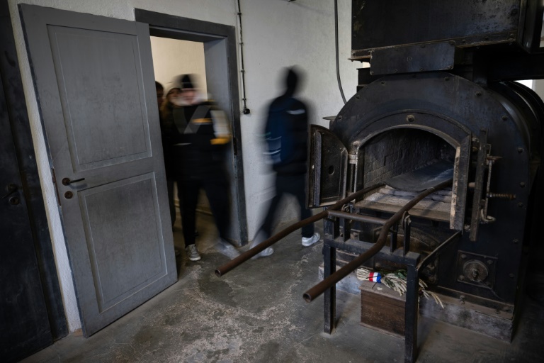 Des visiteurs passent près du four crématoire de l'ancien camp de concentration Natzweiler aussi appelé Struthof, à Natzwiller dans le Bas-Rhin, le 12 novembre 2024