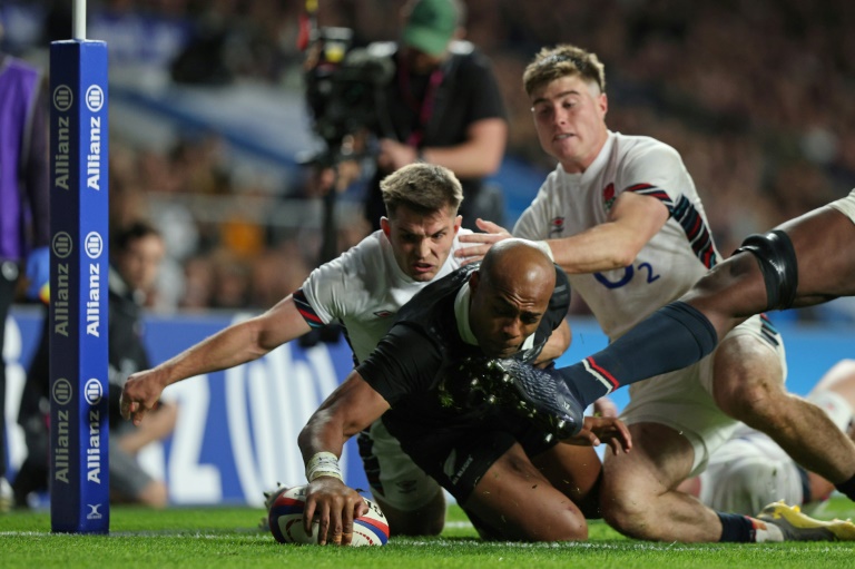 Le Néo-Zélandais Mark Telea inscrit un essai face à l'Angleterre, le 2 novembre 2024 à Twickenham