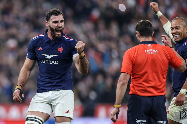 Le troisième ligne français Charles Ollivon (g.) célèbre la victoire de la France contre la Nouvelle-Zélande, à Saint-Denis, le 16 novembre 2024