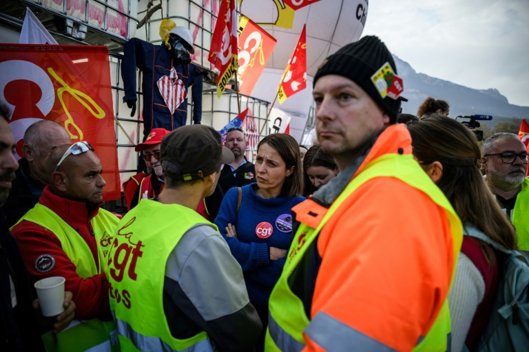 La secrétaire générale de la CGT Sophie Binet (c) et des salariés de Vencorex en grève, le 7 novembre 2024 à Pont-de-Claix, en Isère