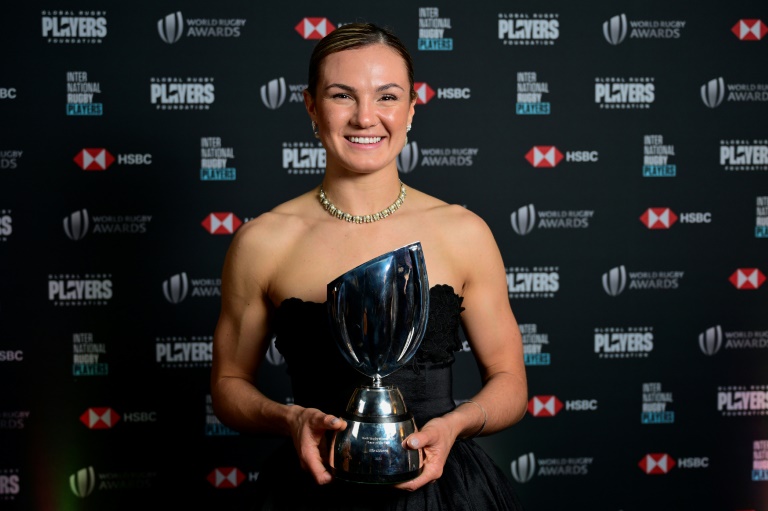 L'Anglaise Ellie Kildunne avec le trophée de meilleur joueuse du monde de rugby à XV lors de la cérémonie des World Rugby Awards le 24 novembre 2024 à Monaco