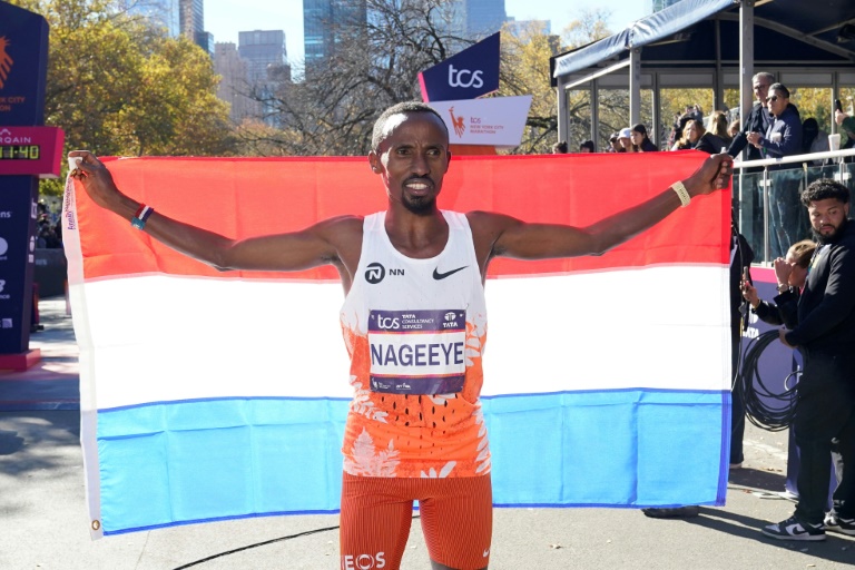 Le Néerlandais Abdi Nageeye célèbre sa victoire dans le marathon de New York, le 3 novembre 2024