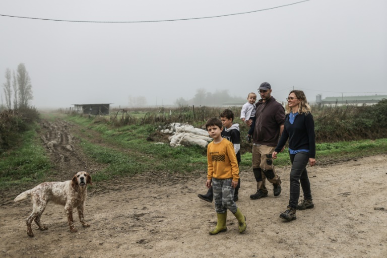 Jérôme Caze avec sa femme Sandra et leurs trois enfants le 24 octobre 2024 à Meilhan-sur-Garonne, dans le Lot-et-Garonne