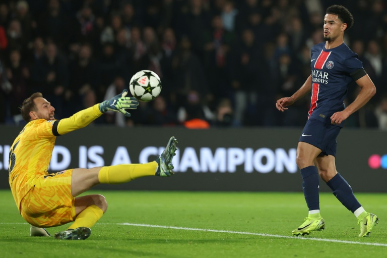 Warren Zaïre-Emery bat le gardien Jan Oblak et ouvre le score contre l'Atlético Madrid mercredi en Ligue des champions.