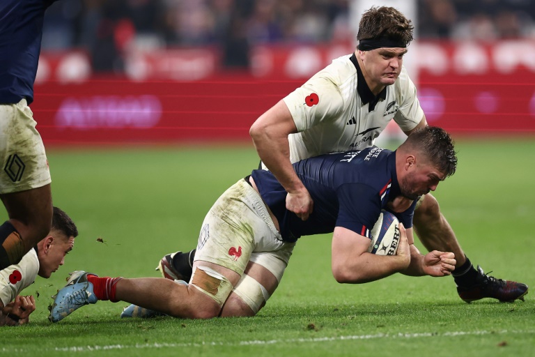 Le troisième ligne français Gregory Alldritt est plaqué par le capitaine néo-zélandais Scott Barrett lors du match international de rugby à XV entre la France et la Nouvelle-Zélande au Stade de France, le 16 novembre 2024