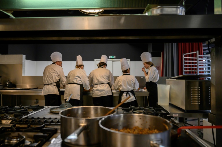 Des chefs stagiaires ukrainiens préparent des plats à l'issue d'un programme de formation en cuisine, le 12 novembre 2024 à Toulouse